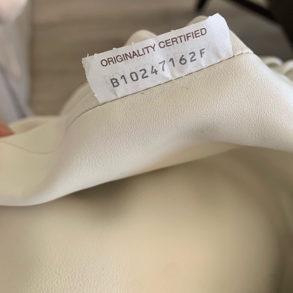 Bottega Veneta The Pouch Leather Clutch - Picture 14 of 16